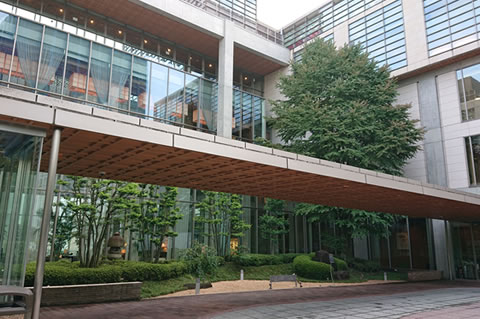 本年、HvO世界大賞2021の会場に選ばれた東京アメリカンクラブは、1928年に創設された歴史と伝統のある会員制社交クラブ。2010年のリニューアルで、さらにハイグレードな施設に生まれ変わりました。


The selected venue for the HvO World Award 2021, 'Tokyo American Club' is a membership social club with a wealth of history and traditions since its establishment in 1928. The facilities have been highly upgraded in a full-scale refurbishing in 2010.