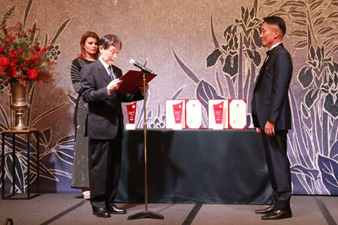 受賞者には、白川太郎HvOアカデミー委員長代行から、トロフィーと証書が授与されました。


Dr. Taro Shirakawa, a committee member on behalf of the Chairman of the HvO Academy presented the award to a winner on stage, as their name was called.