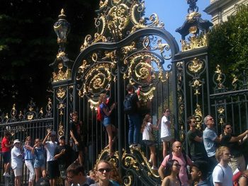仏大統領の車列を先頭に壮大なパレードがはじまると、沿道には一目見ようと鈴なりの観衆。


As the legions of French armed forces marched in the street, led by the French President, many spectators climbed up a tall fence to catch a glimpse of them…