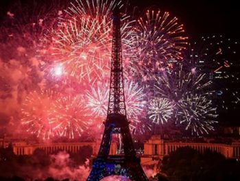 その日の夜には授賞式会場から目と鼻の先にあるエッフェル塔で、名物の花火大会が開催されました。


As night falls on the same day, the Eiffel Tower, just around the corner from our venue was outlined against the flood of lights, known as a famous firework festival in the city of Paris.